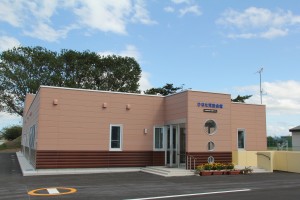 茶色を基調とした外壁の木造地域子育て支援センター 外観写真