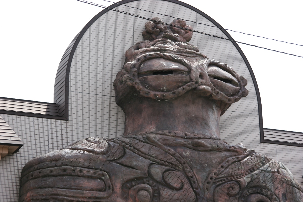 JR木造駅舎の遮光器土偶の顔付近をアップで写した写真