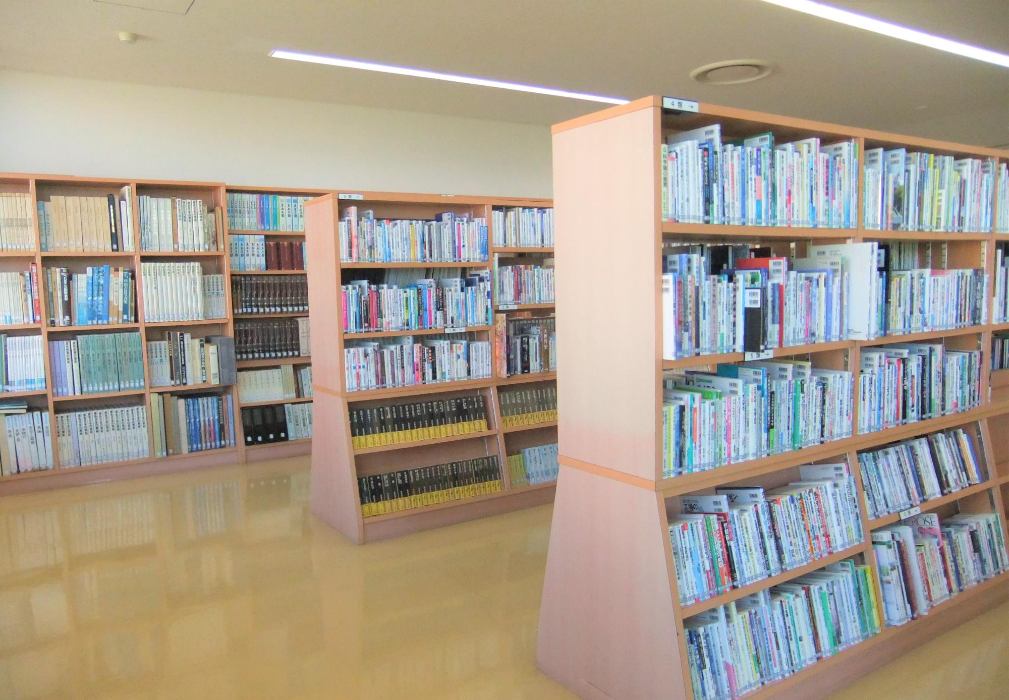 室内の本棚に書籍が並べられている松の館図書コーナー内写真