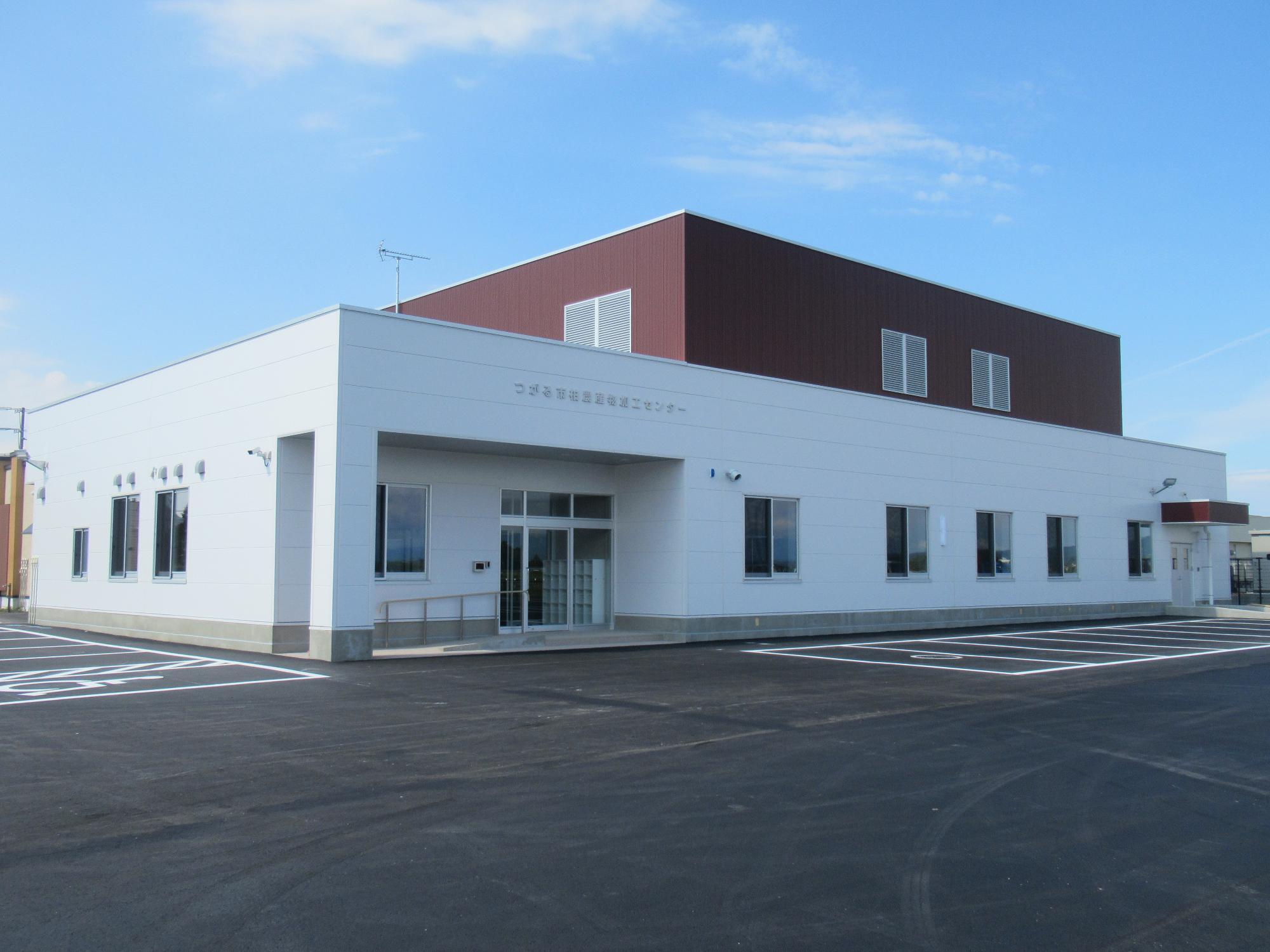 白い壁の建物