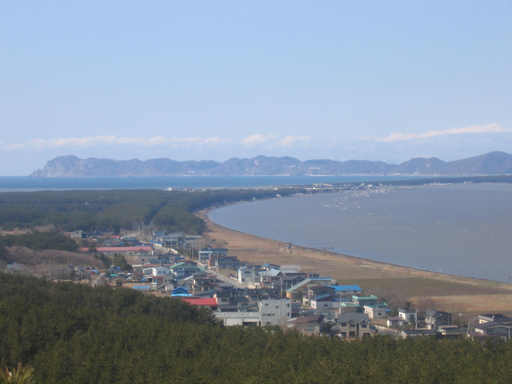 辺り一面を見渡すと雄大な日本海と津軽半島が見渡せる呑龍岳展望台からの風景写真