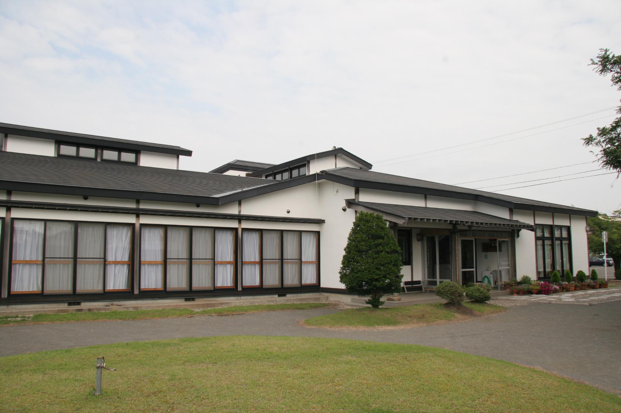 農具を展示している収蔵館、交流・研修・宿泊ができる研修館の外観写真