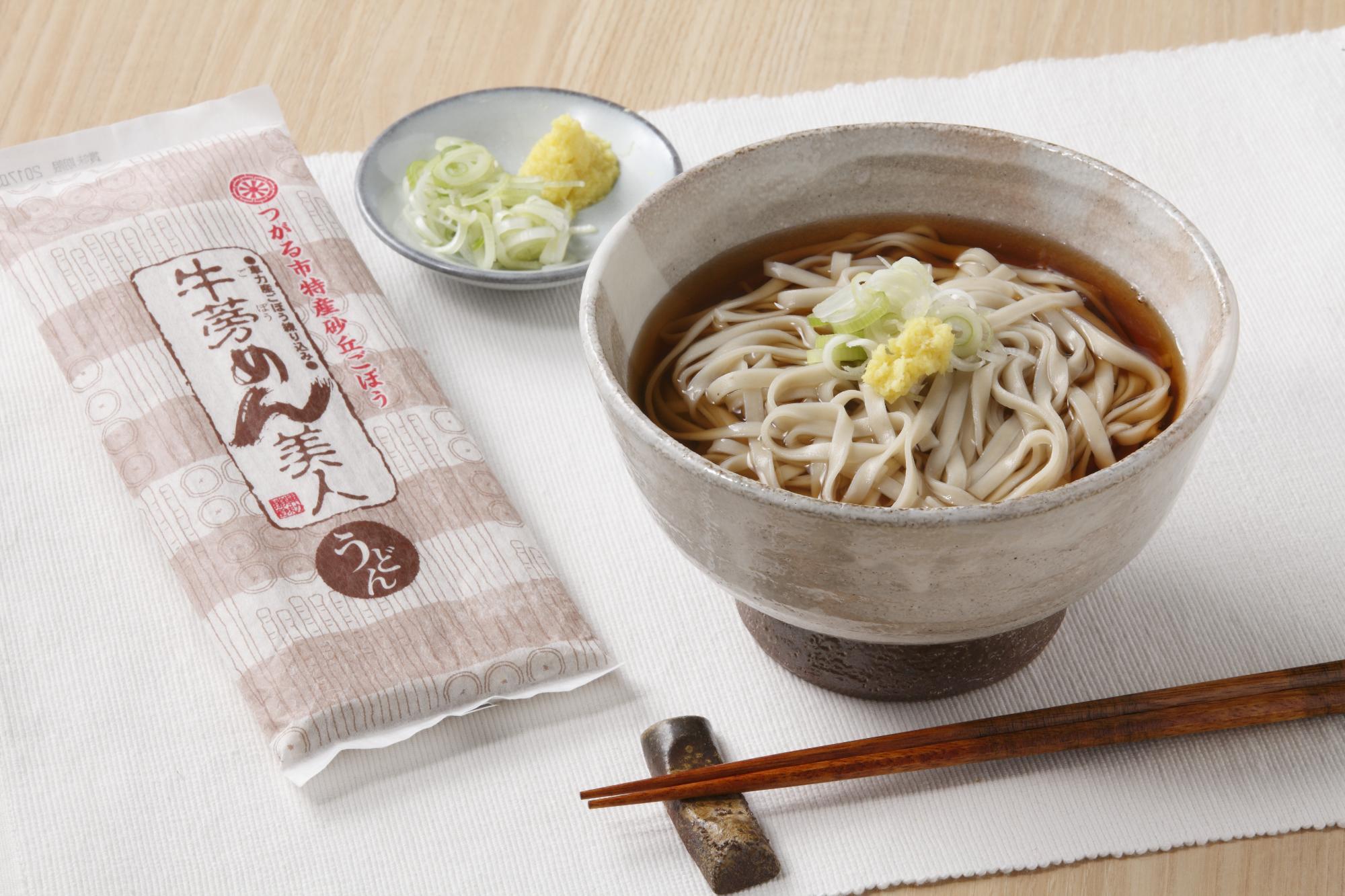 お椀に入っているごぼう麺と袋めんが並んでいる写真