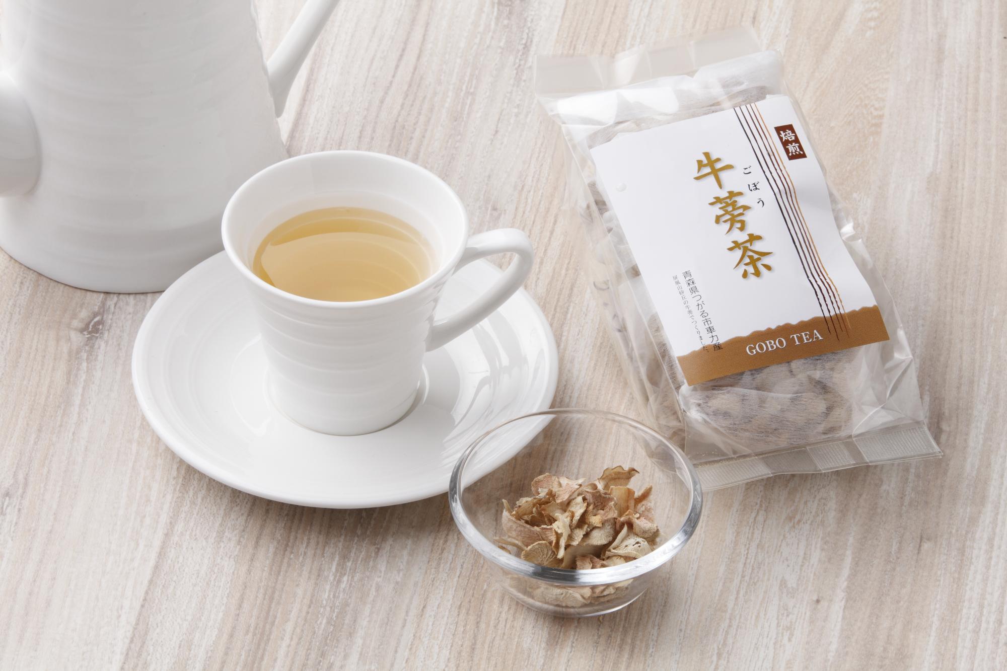 袋に入っている牛蒡茶とガラスの小鉢に入れた牛蒡茶、沸かした牛蒡茶と並んでいる写真