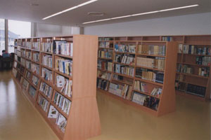 松の館図書コーナー内写真