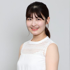 髪を1つにまとめ、笑顔で写っている三谷美優さんの写真