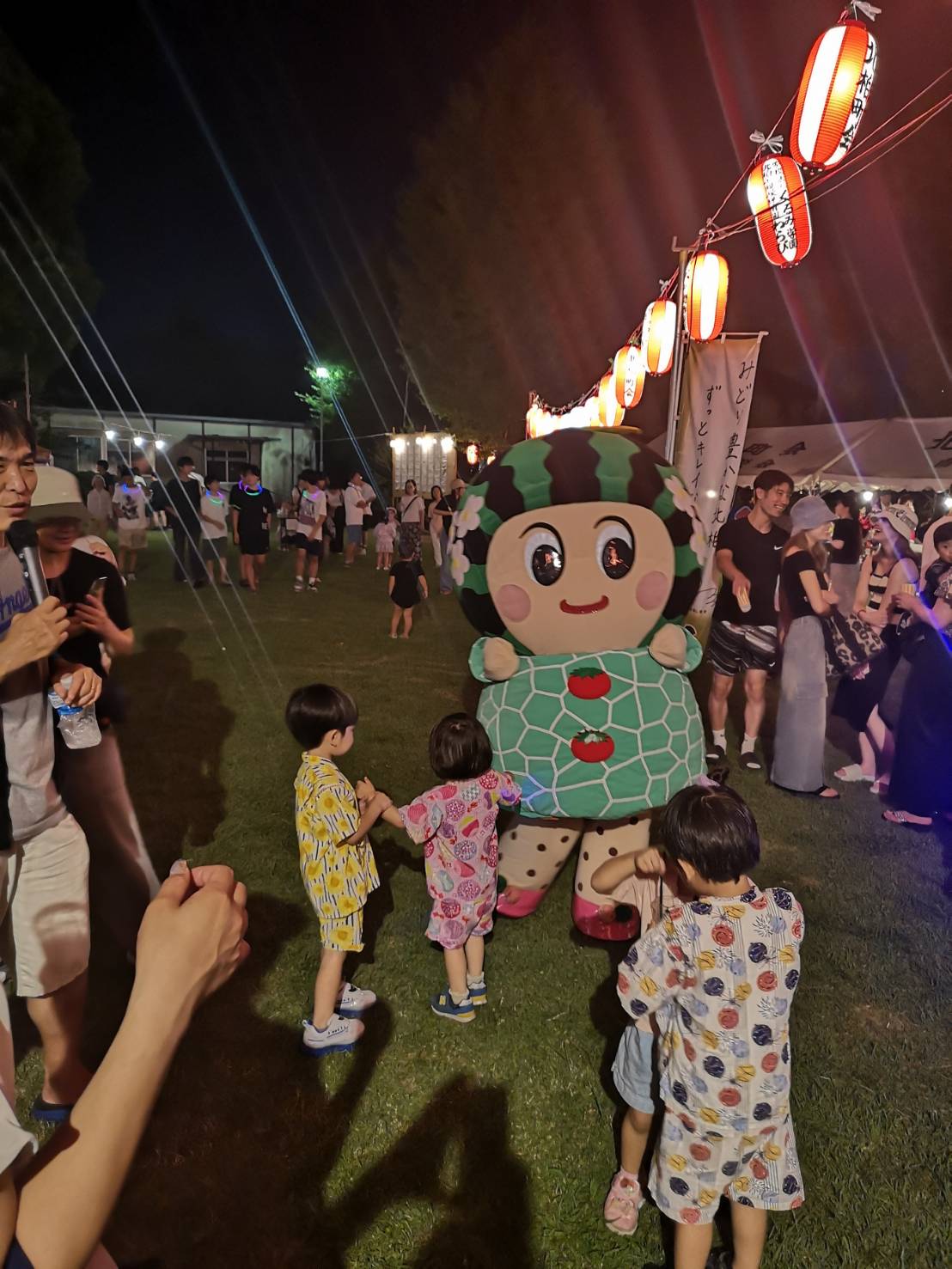 夏まつりに参加し子供たちと触れ合うつがーるちゃん