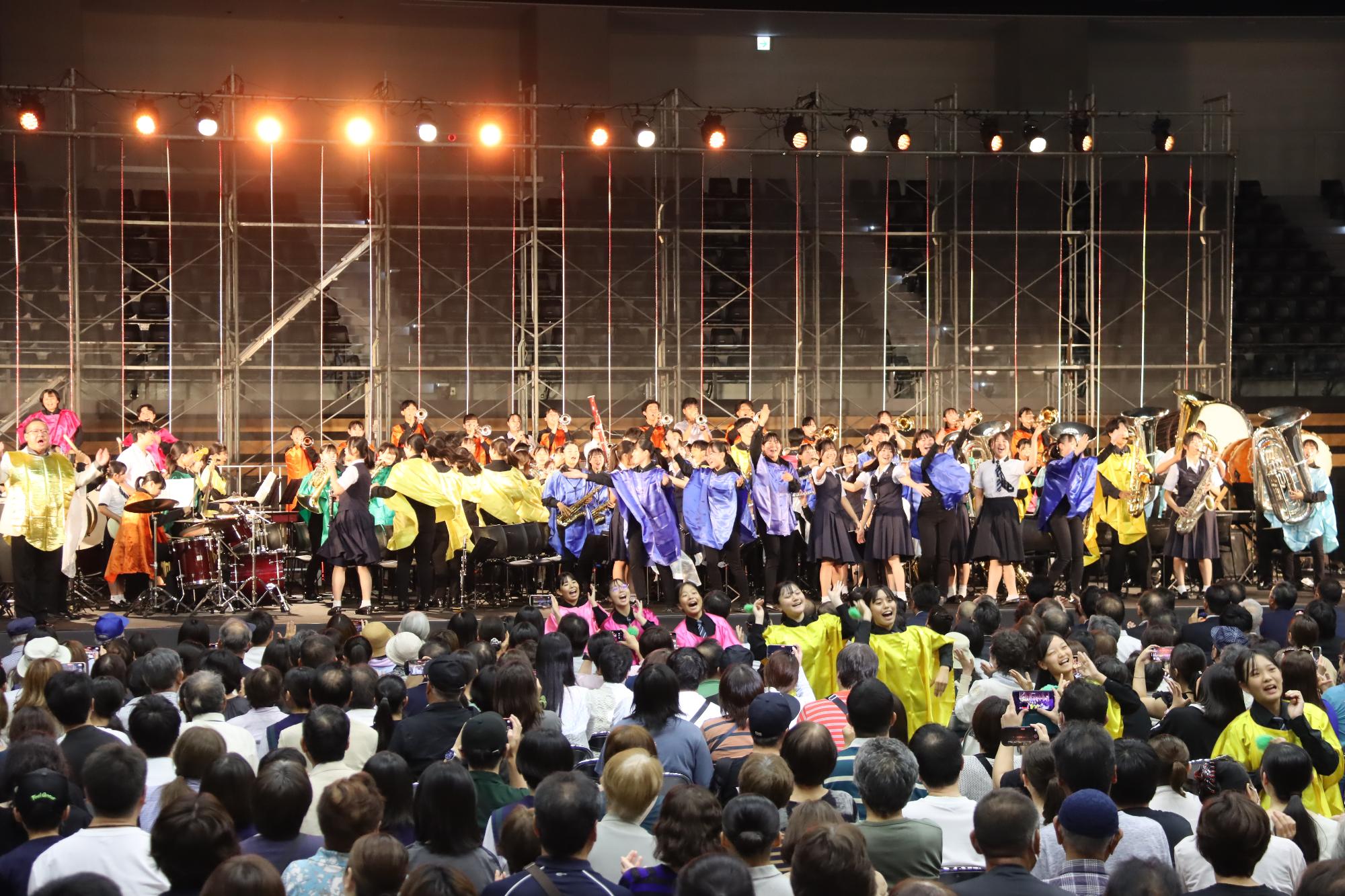 地元木造高校吹奏楽部との演奏で盛り上がる会場