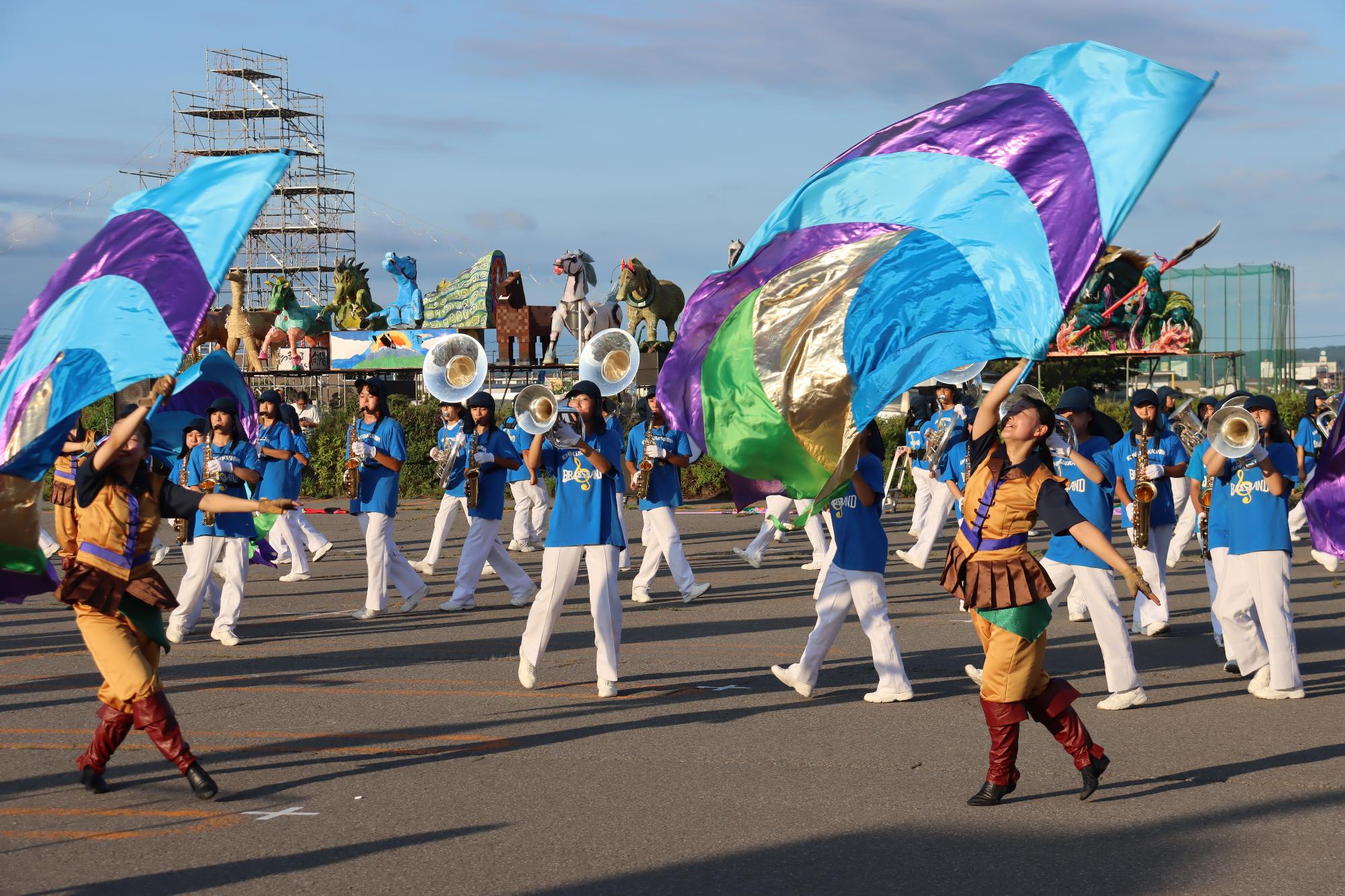 息の合ったマーチングを披露