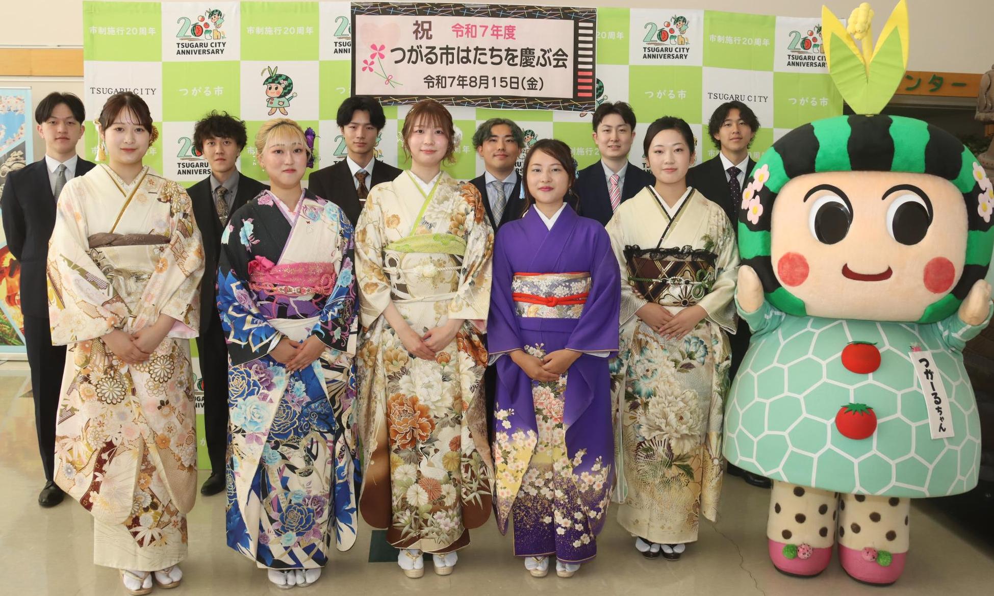 実行委員と記念撮影するつがーるちゃん