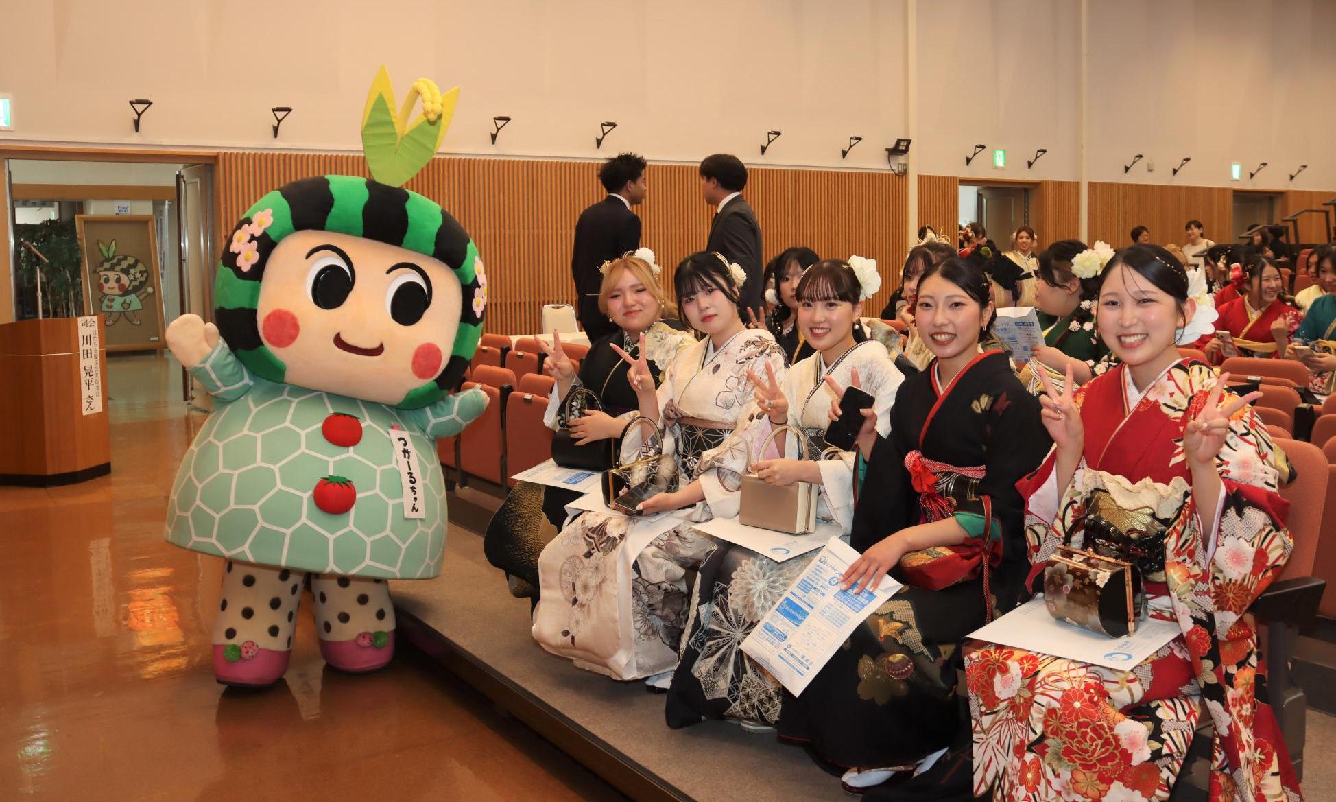 マスコットキャラクターのつがーるちゃんが会場に来て、参加者と写真を撮っている様子