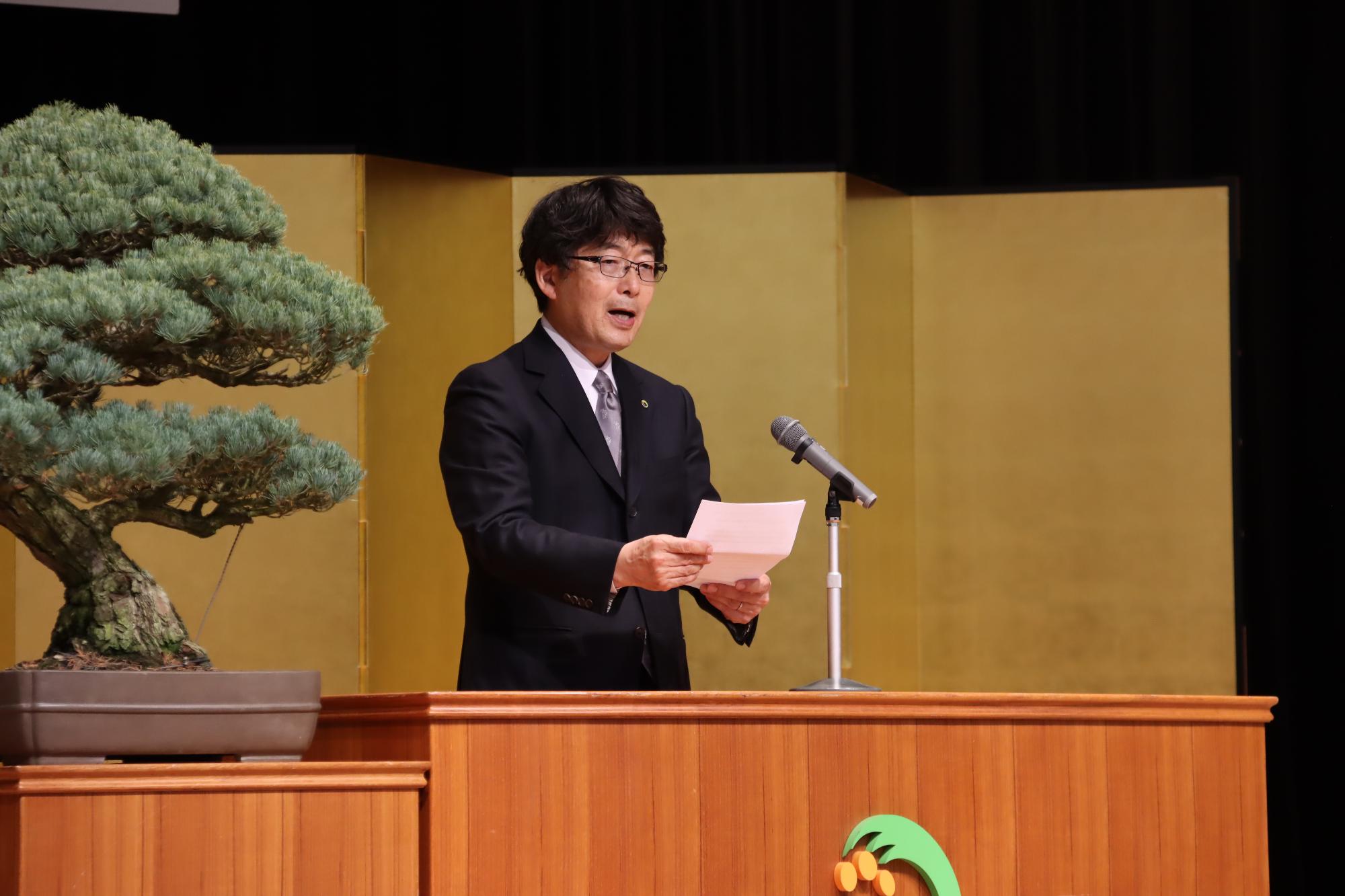 教育長が式辞を読んでいる様子