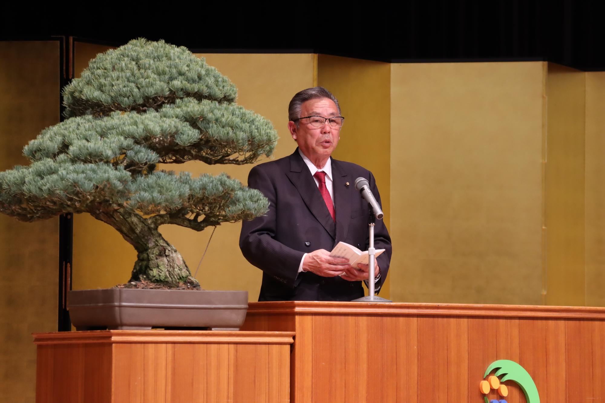 市議会議長が祝辞を読んでいる用紙