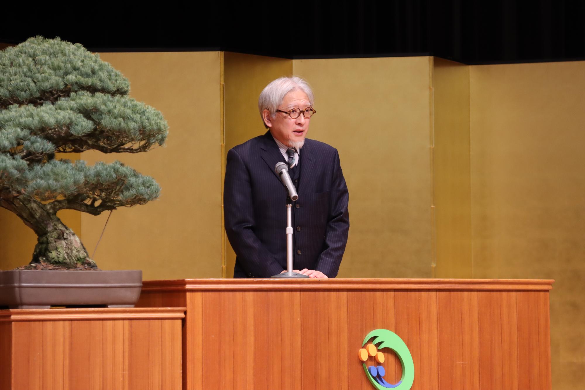 受賞者代表謝辞を述べるねぶた師の竹浪さん