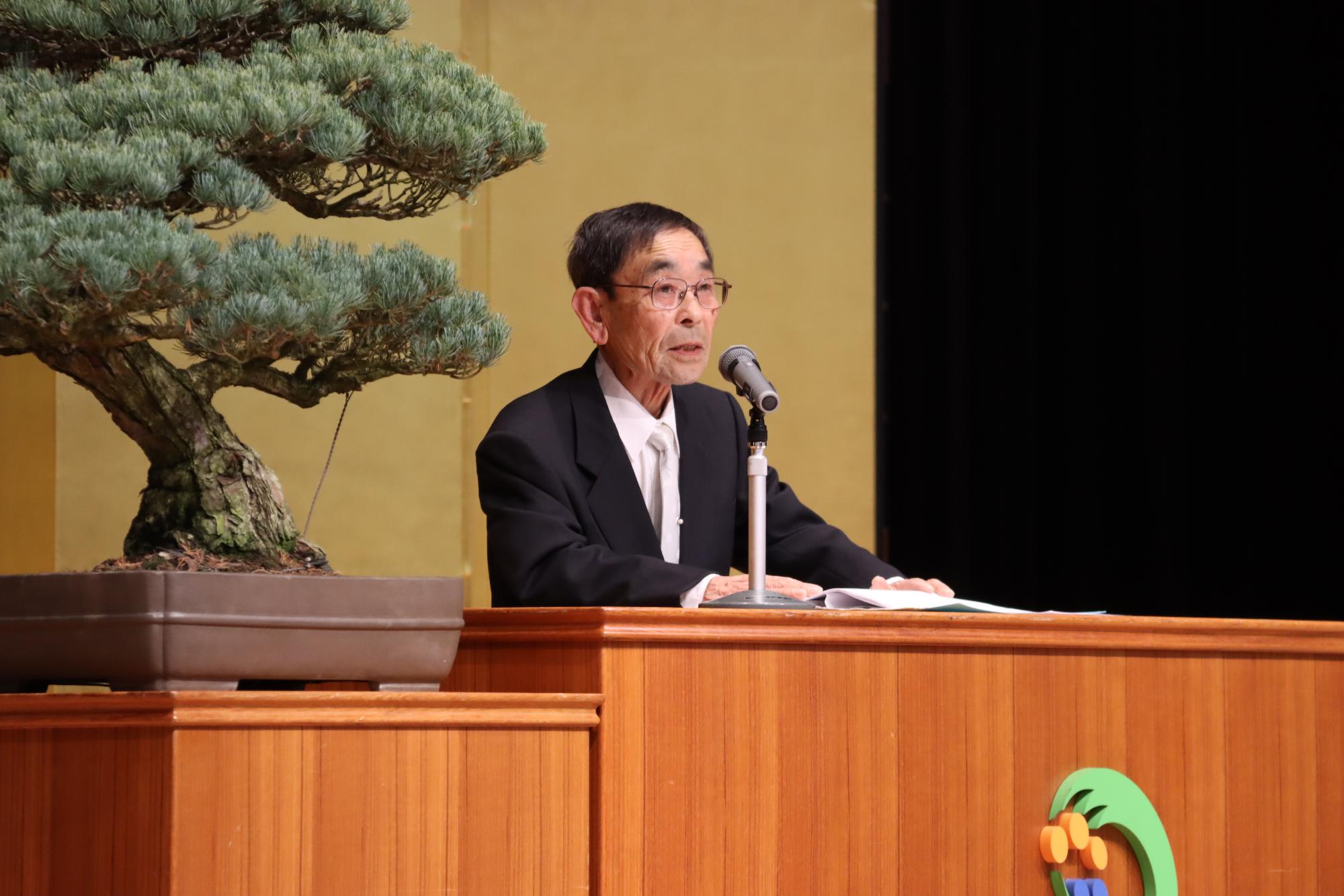 アトラクションで詩を披露する文化奨励賞受賞者