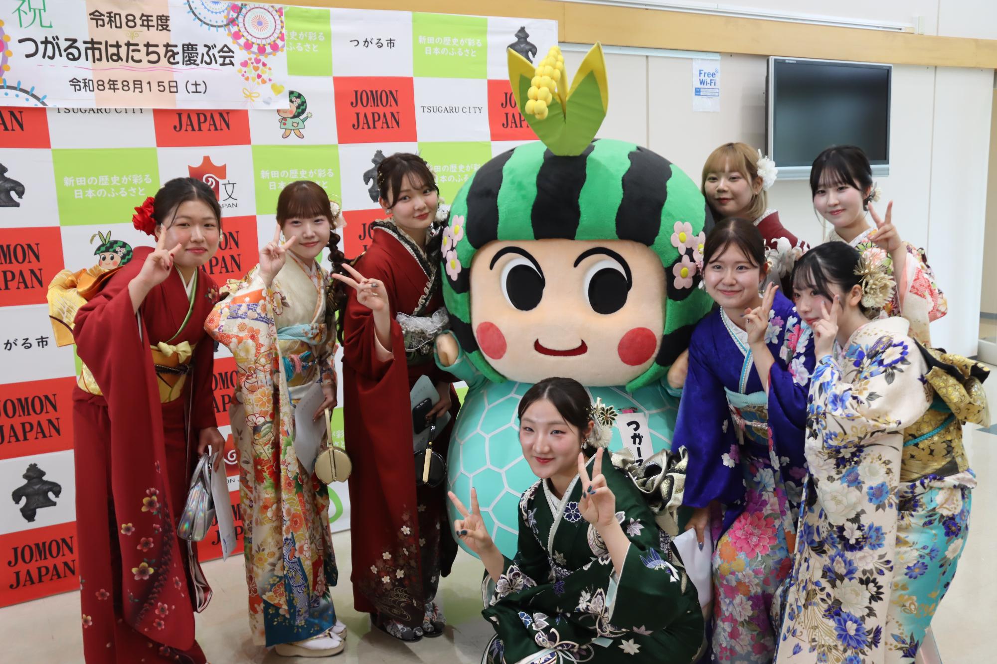 会場に来たつが～るちゃんと記念写真の撮影をしている様子
