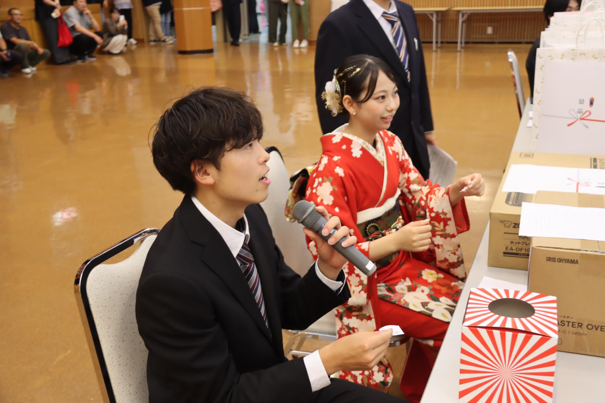 抽選箱から番号を引く実行委員の写真