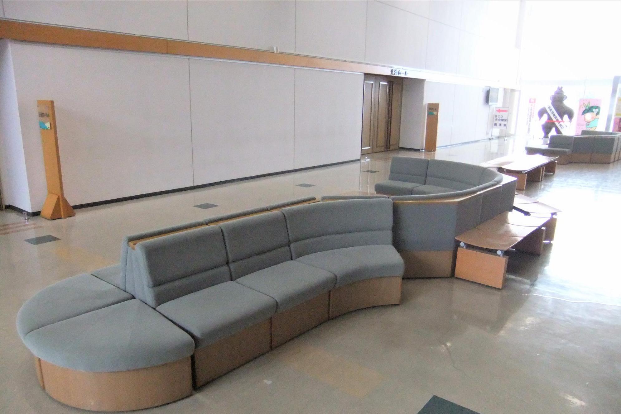 壁や床が白で統一されている広々としたギャラリーホールの写真