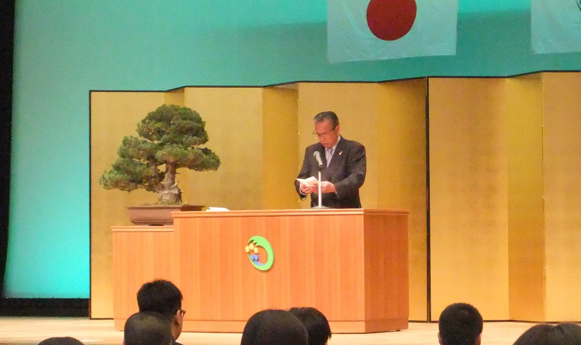 市議会議長が祝辞を読んでいる用紙