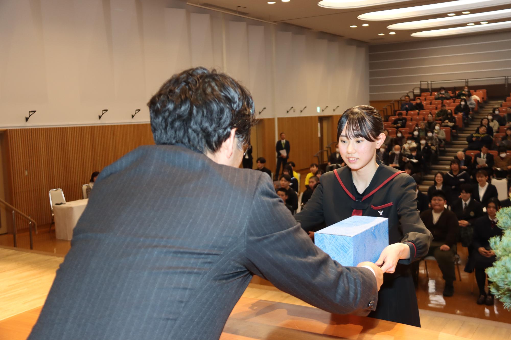 表彰される受賞者（青少年文化賞）