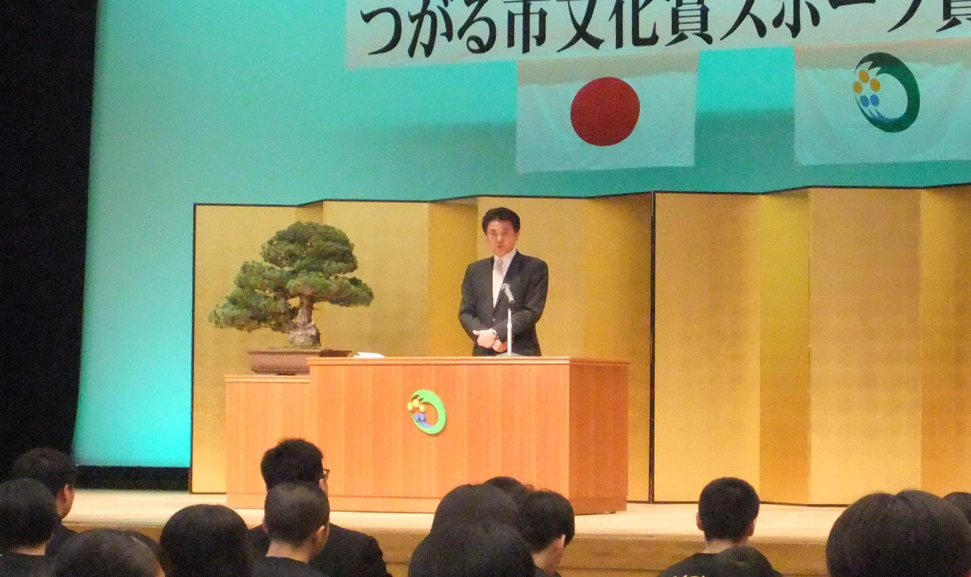 県議会議員が祝辞を読んでいる様子