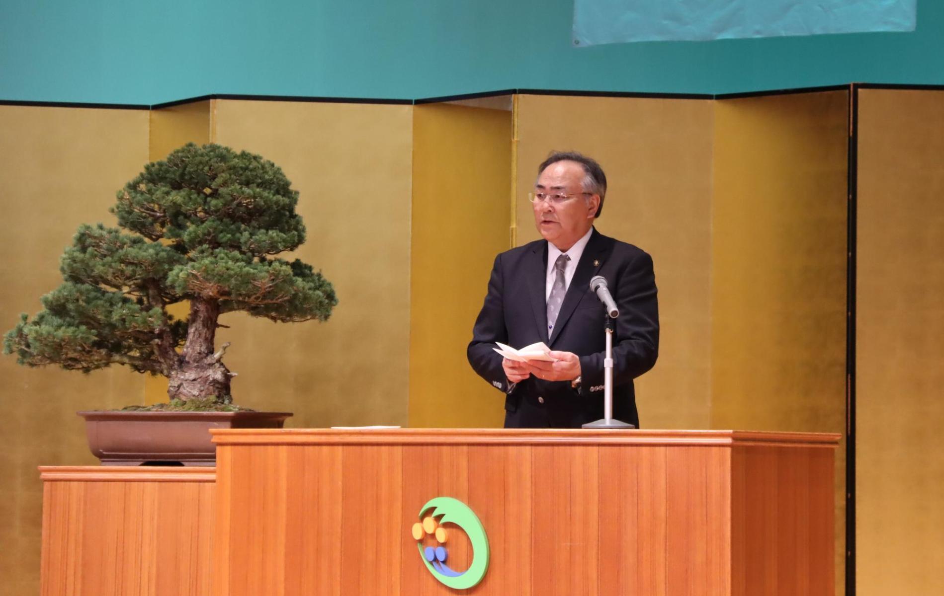 市長が祝辞を読んでいる様子