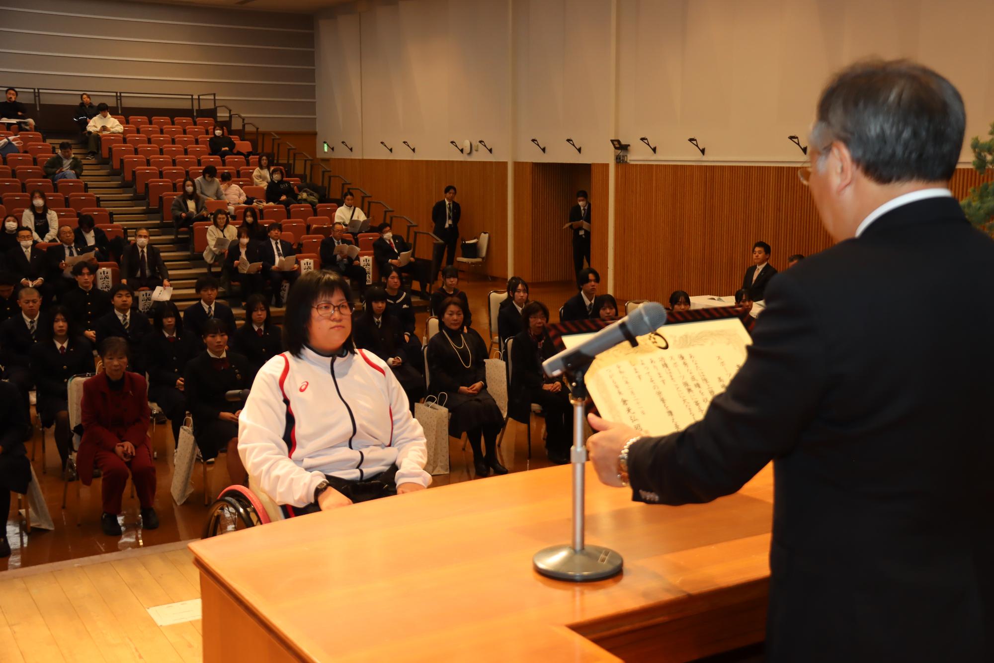 表彰される受賞者（スポーツ賞）