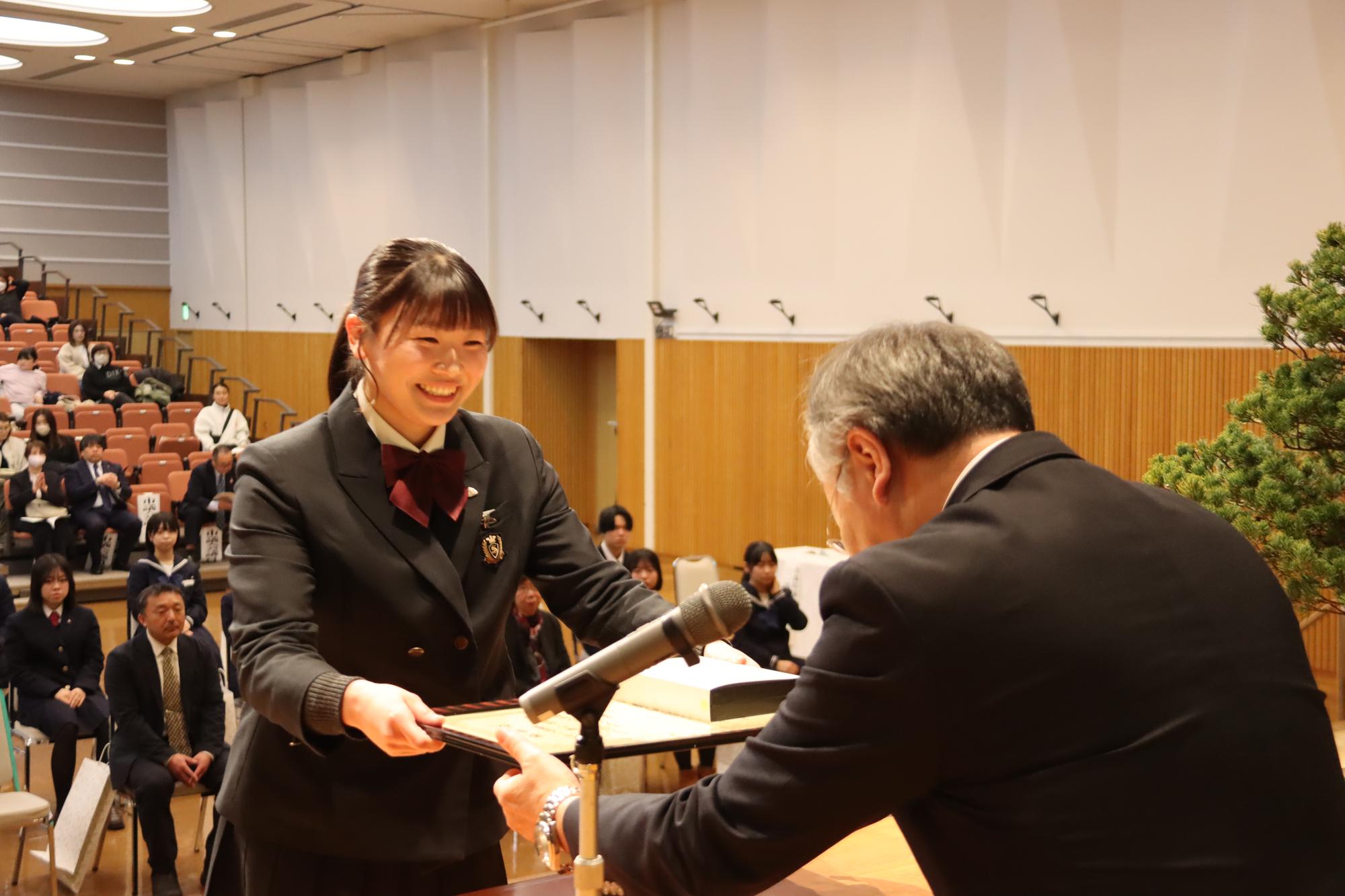 表彰される受賞者（スポーツ賞）