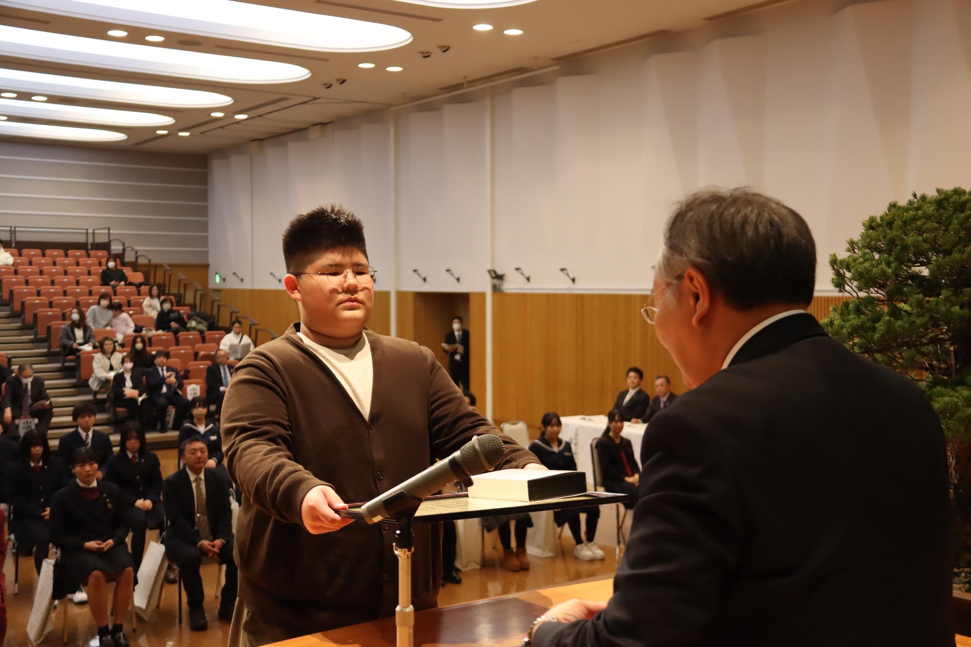 表彰される受賞者（スポーツ賞）