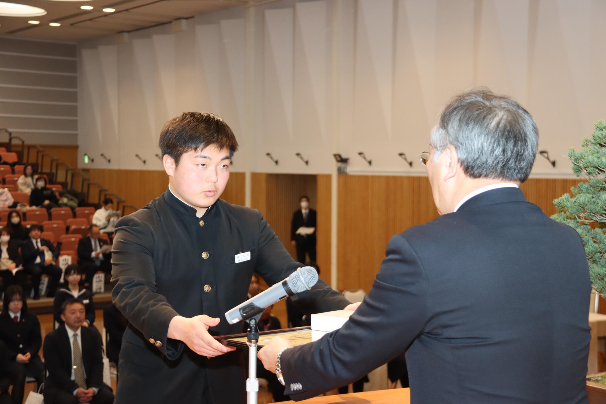 表彰される受賞者（スポーツ賞）