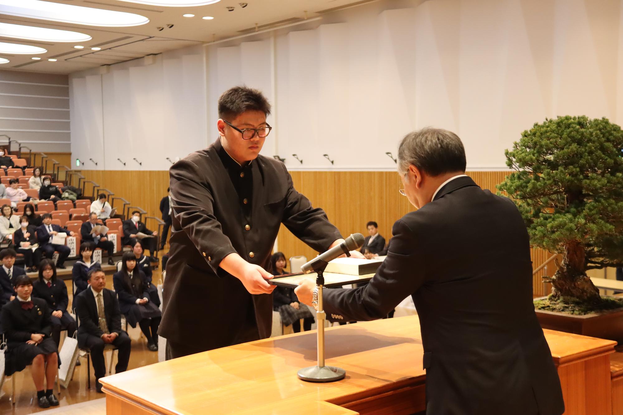 表彰される受賞者（スポーツ賞）