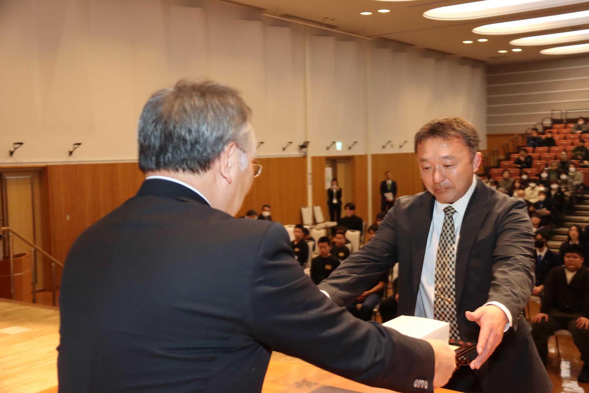 表彰される受賞者（スポーツ賞）