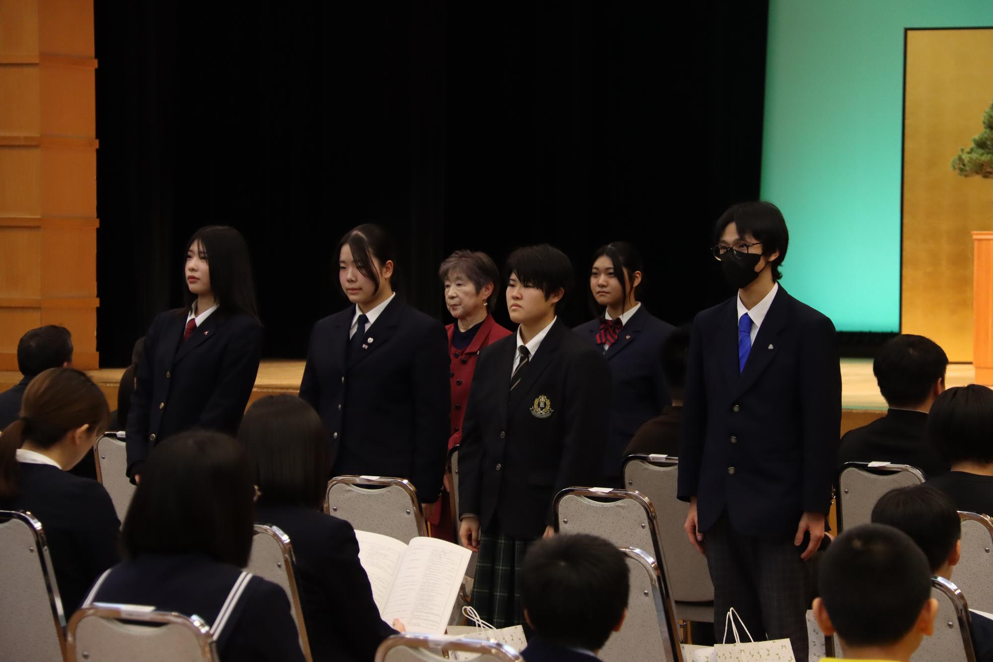 起立する受賞者