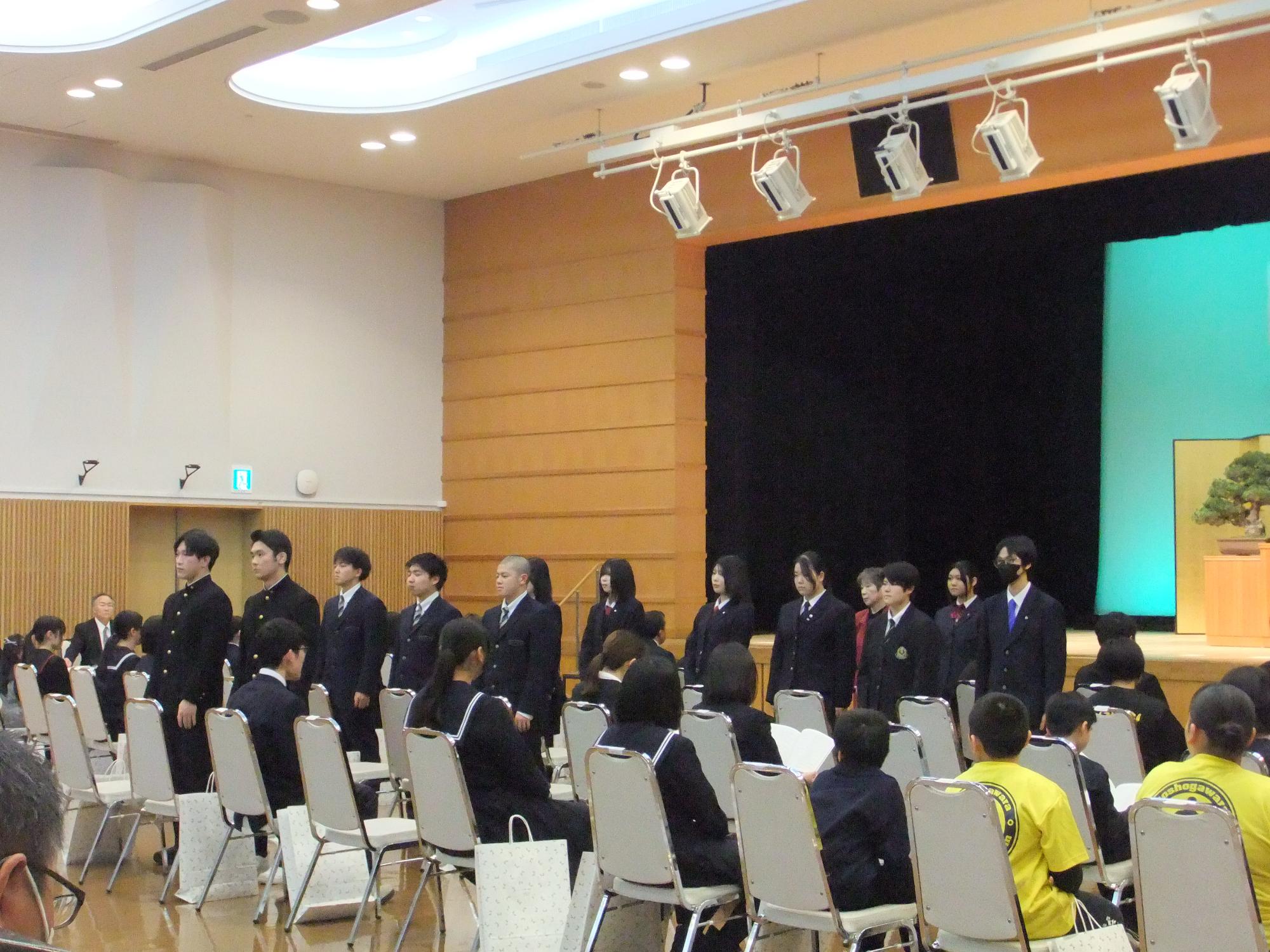 名前を呼ばれた受賞者が起立している様子